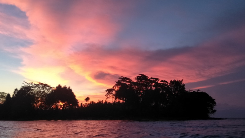Pantai Luari, Permata Tersembunyi di Halmahera Maluku Utara yang Tawarkan Keindahan Sunrise dan Sunset